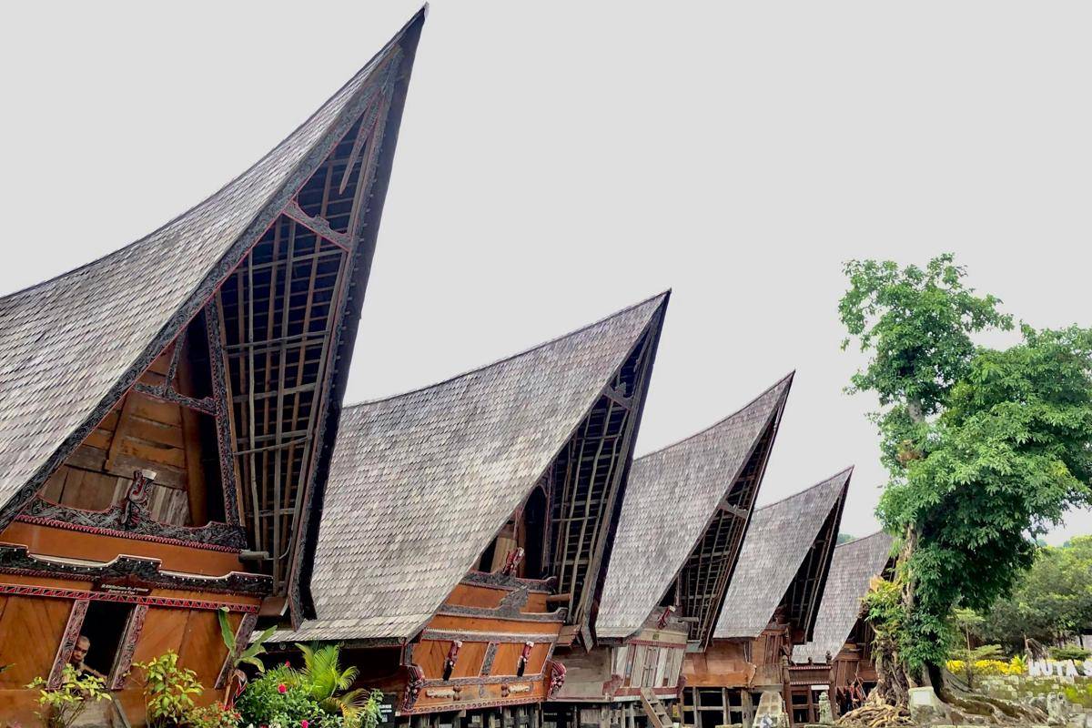 Rumah Bolon, rumah adat tradisional suku Batak Toba. (pexels.com/Nabihah Bazli)