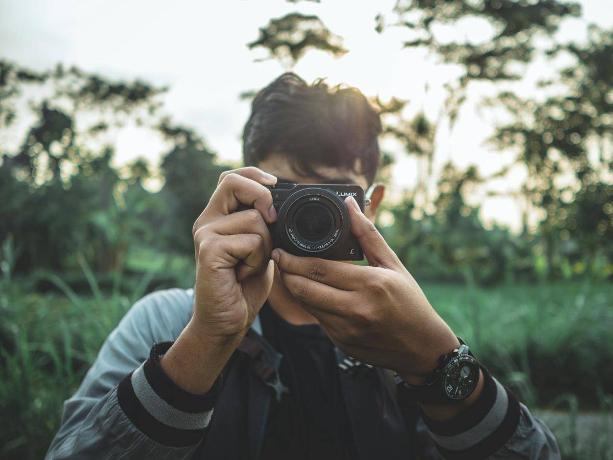 ilustrasi orang sedang memotret (unsplash.com/Iswanto Arif)