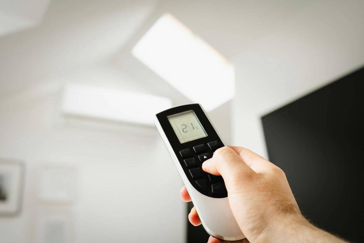 ilustrasi remote AC (pexels.com/Jakub Zerdzicki)