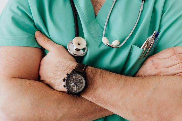 ilustrasi dokter (pexels.com/Photo By: Kaboompics.com)