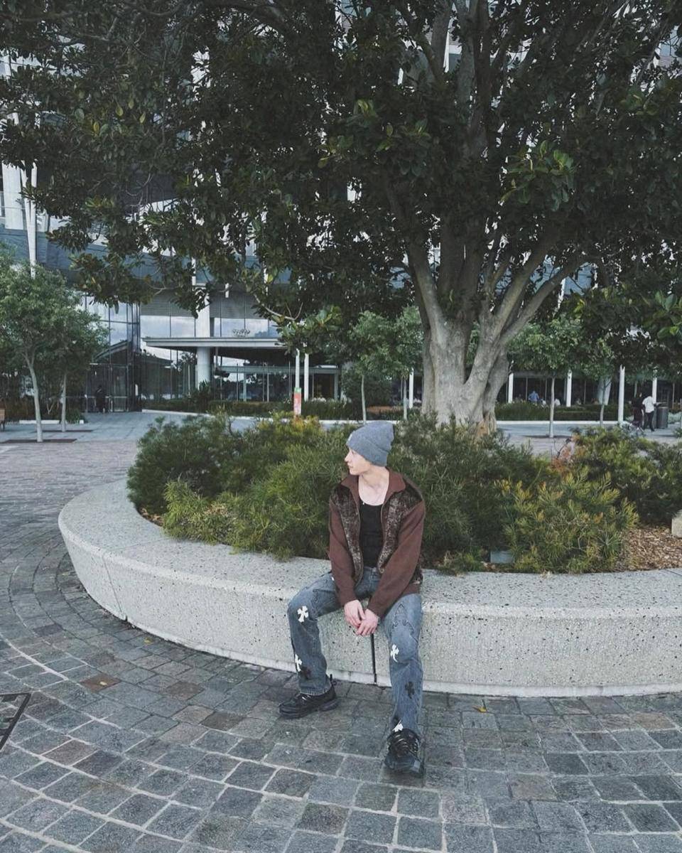 Gaya Busana Bang Chan STRAY KIDS (instagram.com/gnabnahc)