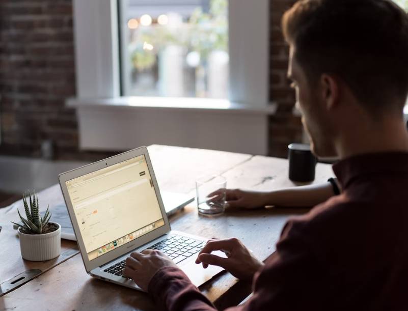 illustrasi kerja remote (unsplash.com/Bench Accounting)