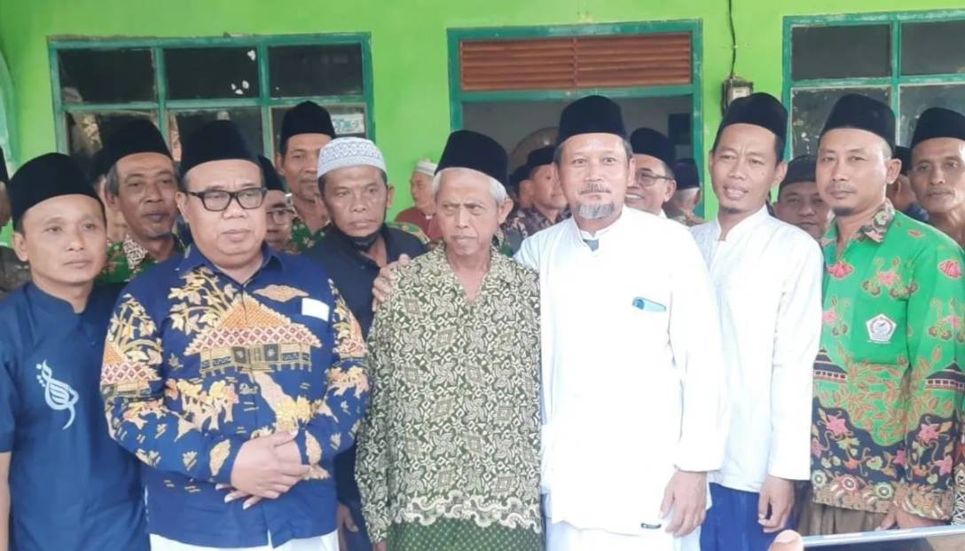 Zuhdi (baju batik motif hijau), guru Madin Radudlatul Mutaalimin Desa Jatirejo, Karanganyar, Demak (ANTARA/Akhmad Nazaruddin Lathif)