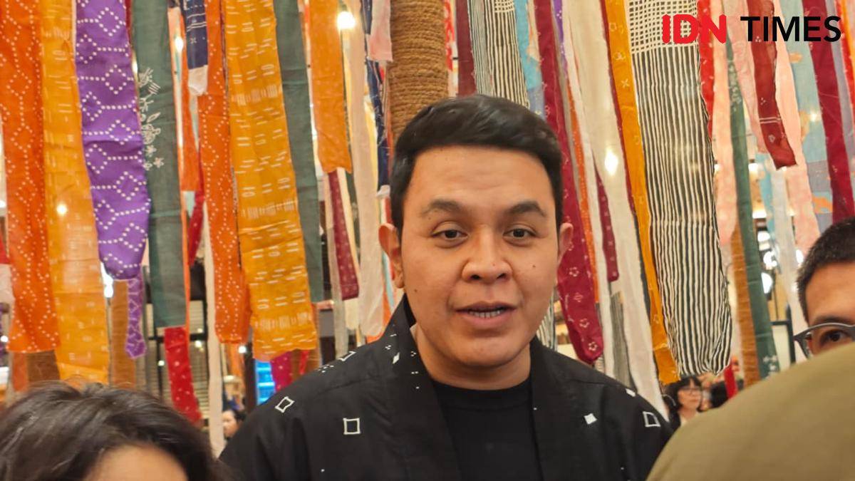 Tulus dalam konferensi pers pameran instalasi Pasar Kita pada Jumat (18/7/2025) di 7 A.M Bakers - Grand Indonesia East Mall. (IDN Times/Febriyanti Revitasari)