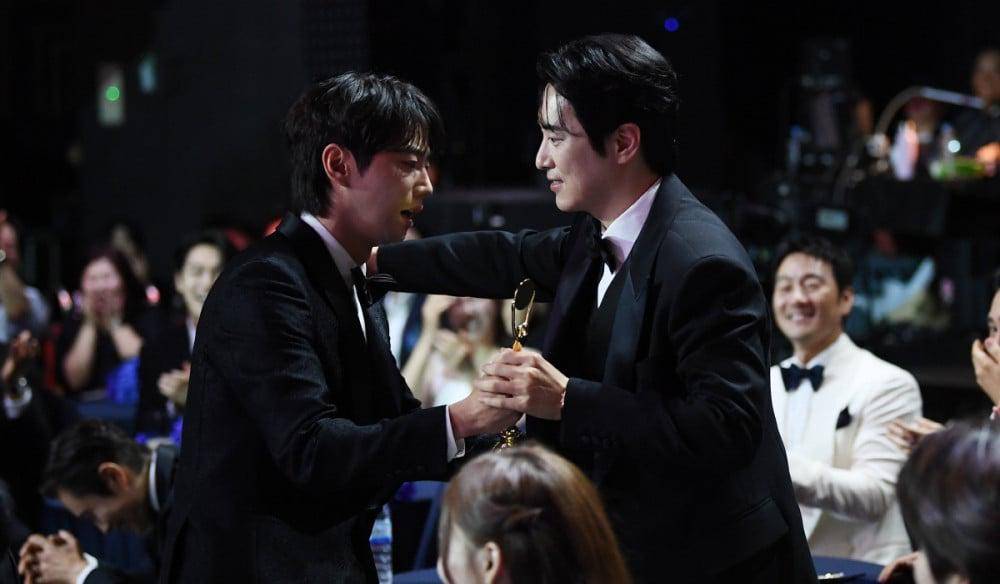 Lee Jun Young meminta maaf pada Lee Jun Hyuk (dok. Sports Chosun)