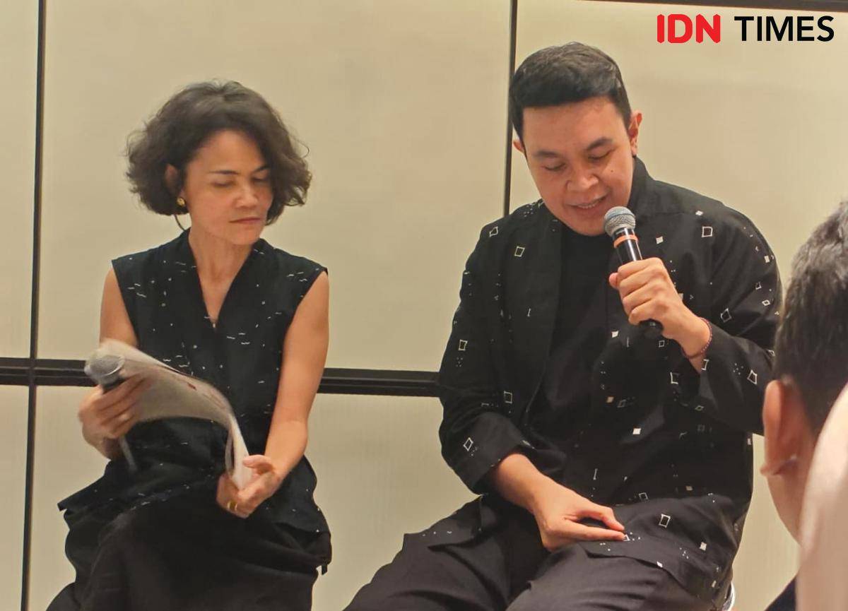 Tulus menunjukkan motif karyanya dalam konferensi pers pameran instalasi Pasar Kita pada Jumat (18/7/2025) di 7 A.M Bakers - Grand Indonesia East Mall. (IDN Times/Febriyanti Revitasari)