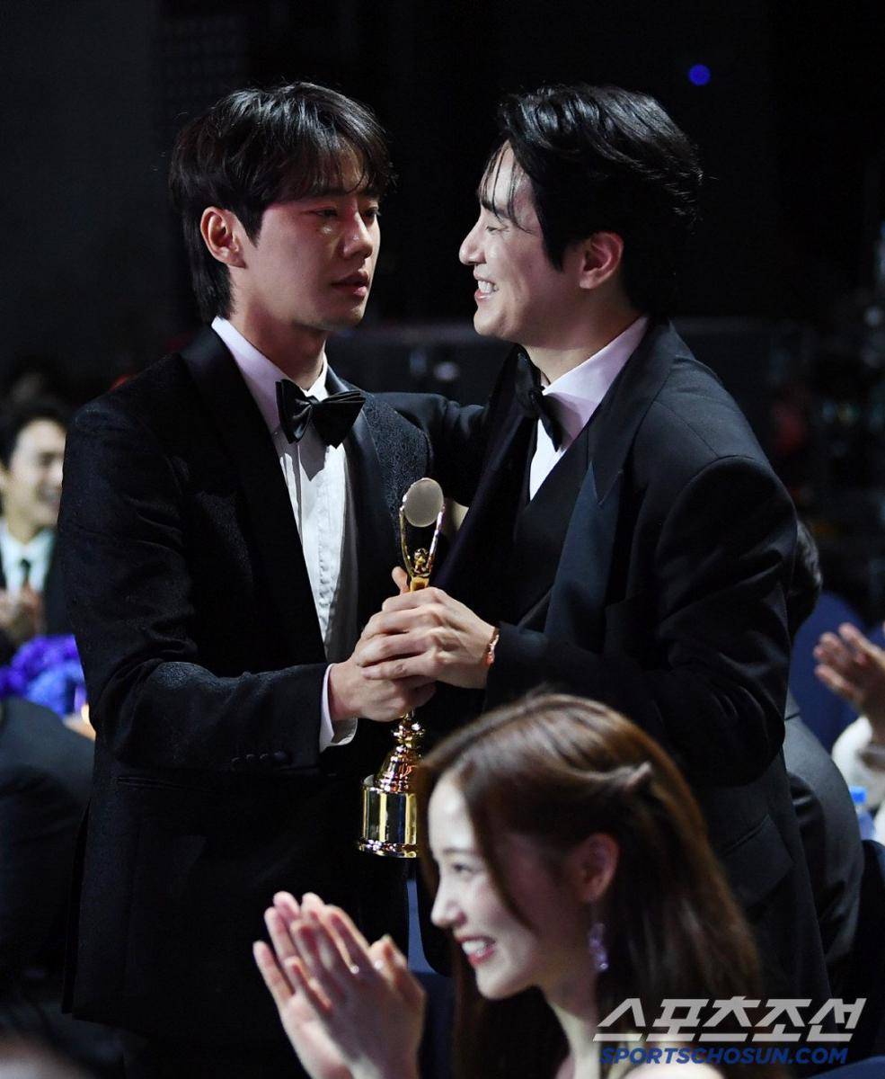 Lee Jun Young meminta maaf pada Lee Jun Hyuk (dok. Sports Chosun)