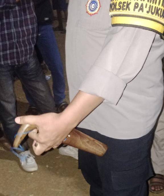 Polisi mengamankan sebilah parang yang dibawa oleh kelompok orang tidak dikenal di depan gerbang PT Huadi Nickel Alloy, Jumat (18/7/2025)/Istimewa