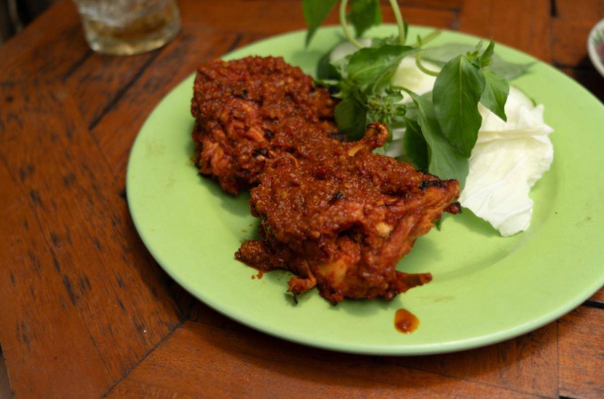 ilustrasi ayam bakar bumbu rujak kemangi (vecteezy.com/whoopie whoops)