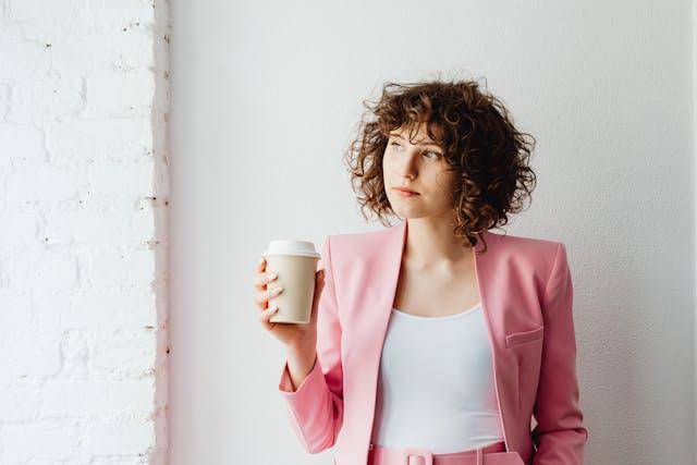 Ilustrasi seorang wanita merenung (Pexels.com/Photo By: Kaboompics.com)