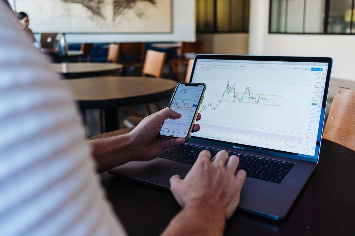 ilustrasi trading (unsplash.com/Jason Briscoe)