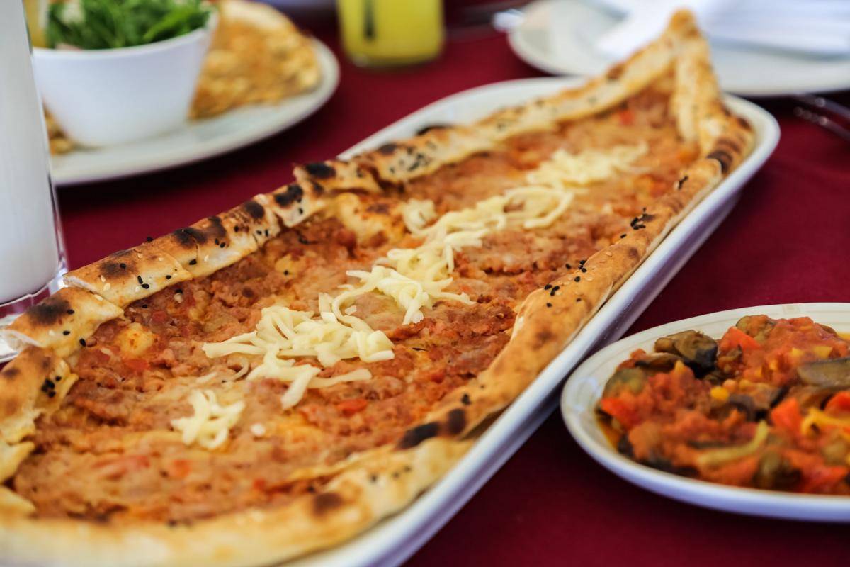 Ilustrasi roti topping daging (freepik.com/stockking)