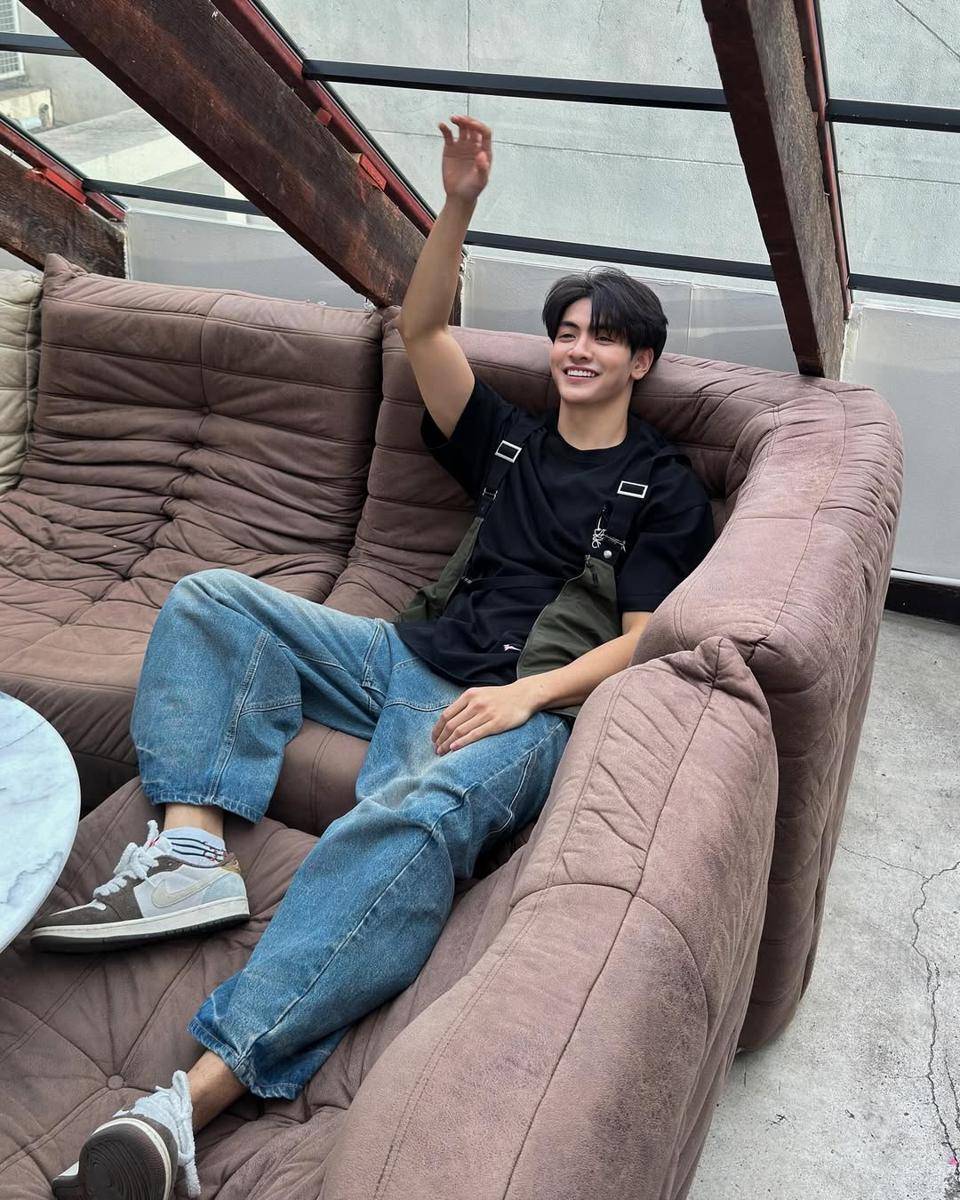 styling baggy pants ala Joong Archen (instagram.com/chen_rcj)