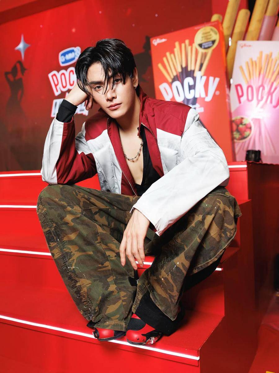 styling baggy pants ala Joong Archen (instagram.com/chen_rcj)
