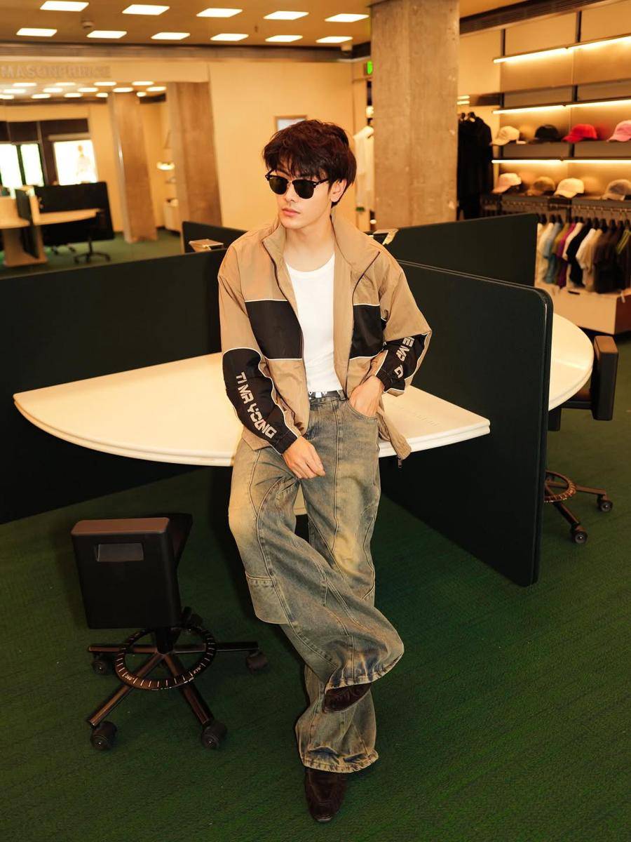 styling baggy pants ala Joong Archen (instagram.com/chen_rcj)
