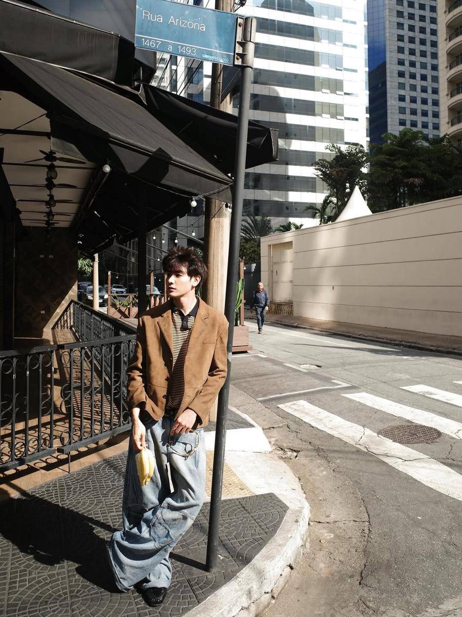styling baggy pants ala Joong Archen (instagram.com/chen_rcj)