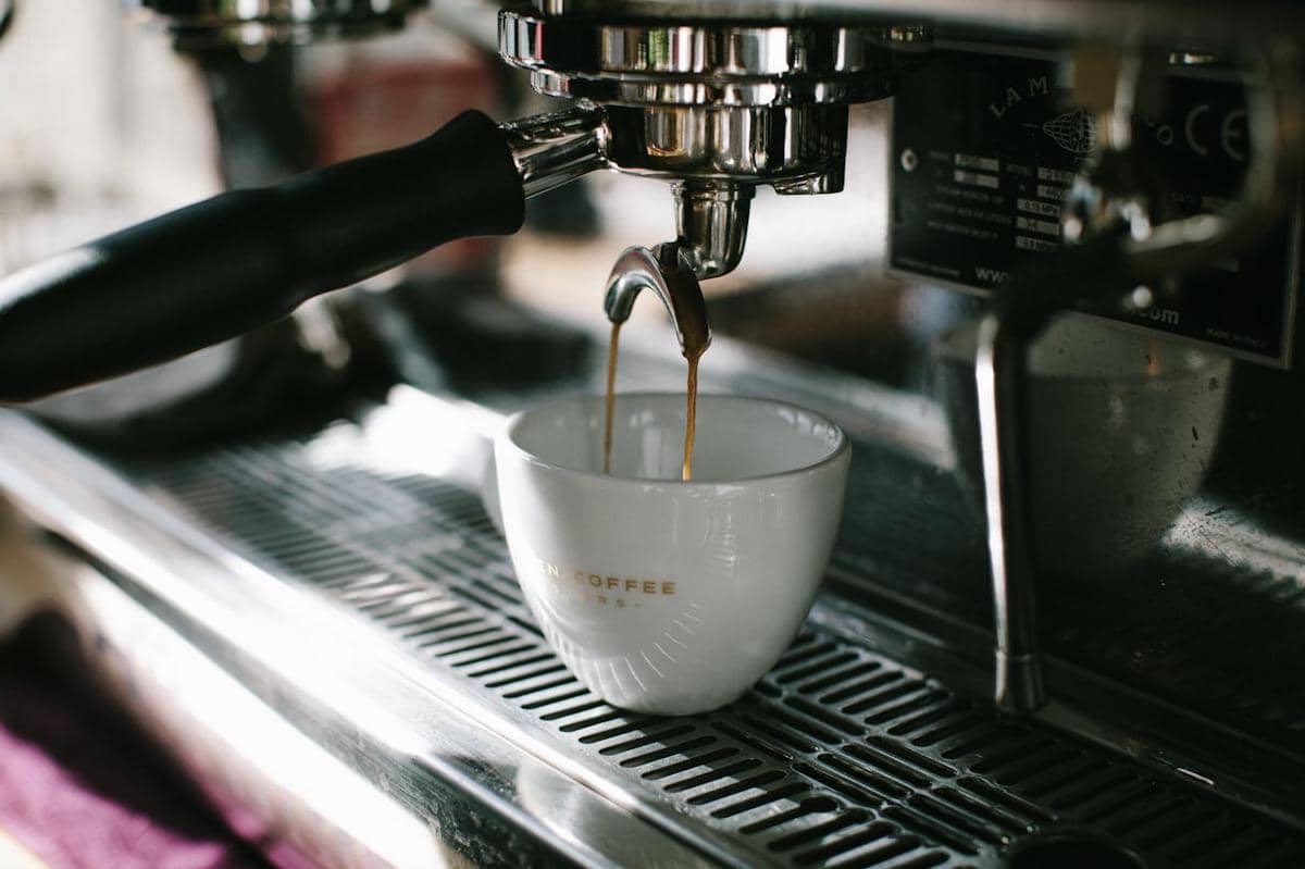 ilustrasi mesin kopi espresso (pexels.com/Lina Kivaka)
