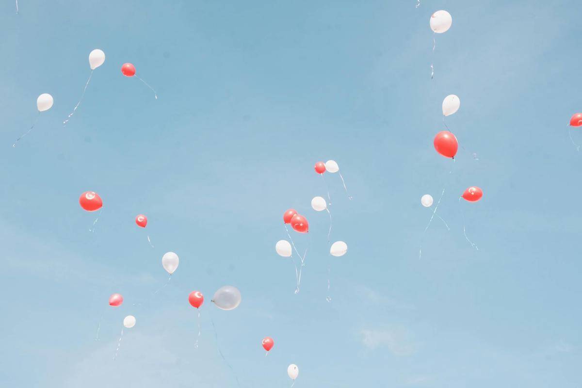 Ada beberapa dampak negatif yang timbul kalau kita melepas balon helium ke udara.