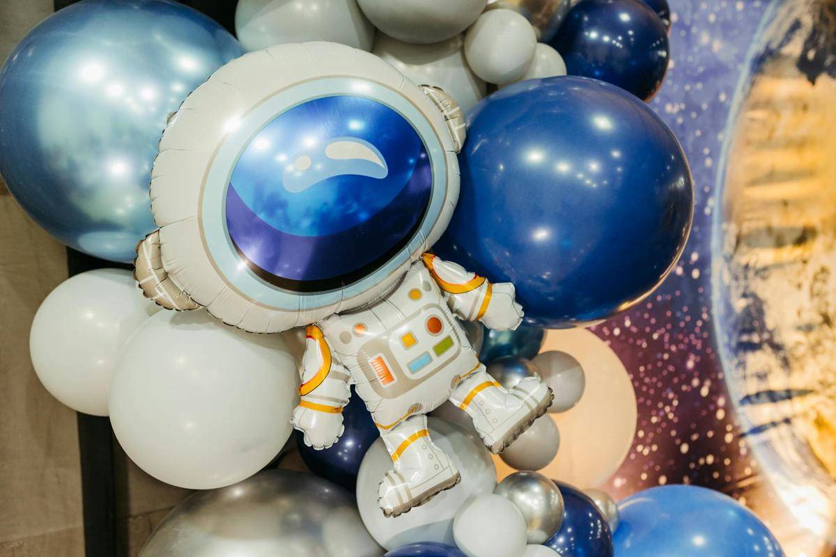 balon berbentuk astronaut 