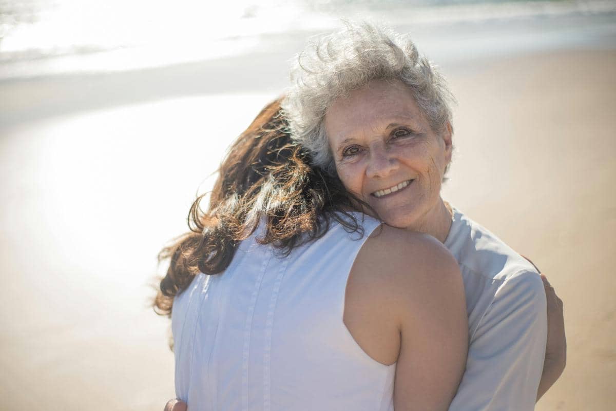 ilustrasi seorang anak dan ibu yang berpelukan (pexels.com/Kampus Production)