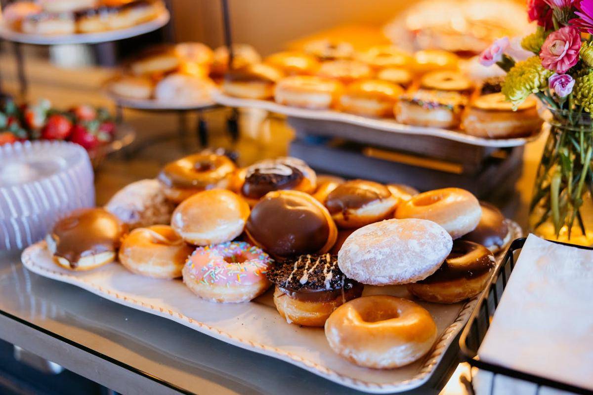ilustrasi donat cair rasa nangka dengan beragam topping (pexels.com/Kathrine Birch)