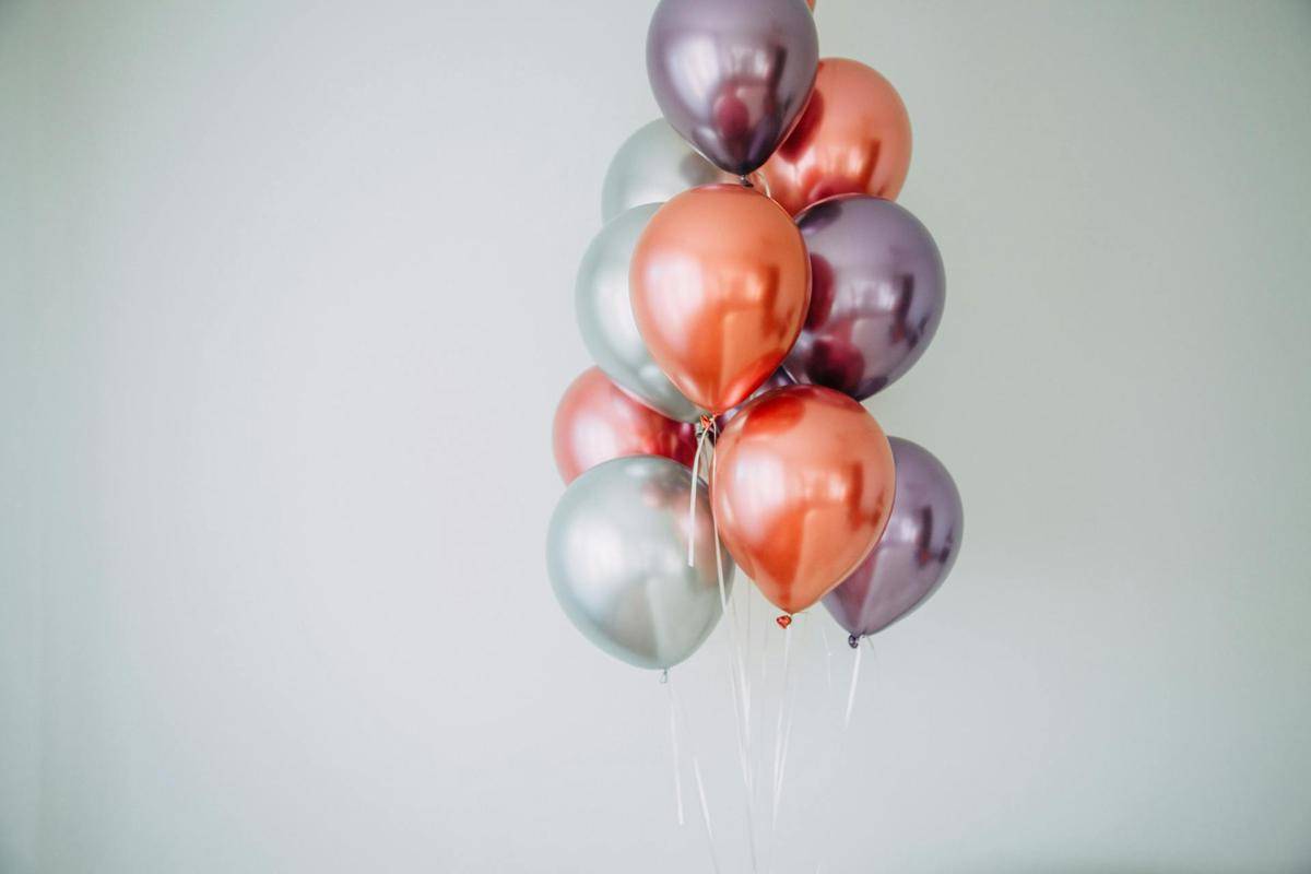 kumpulan balon helium terbang di ruangan