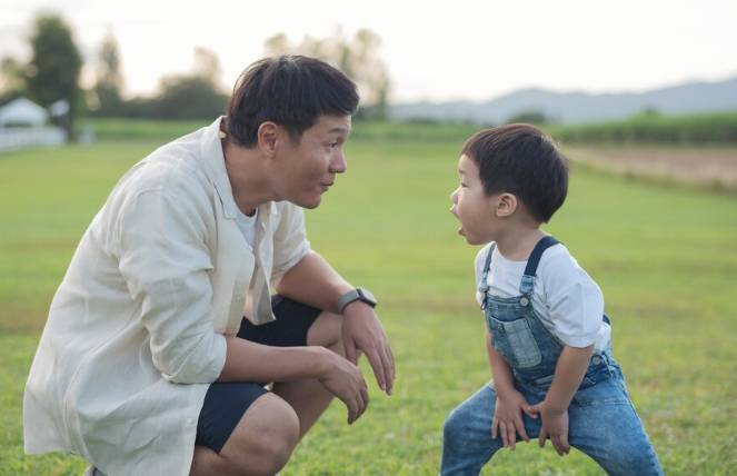 Orang tua dan anak (freepik.com/jcomp)