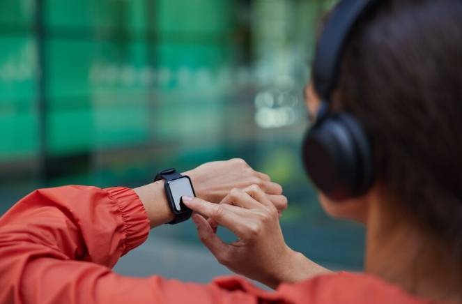 ilustrasi smartwatch (freepik.com/wayhomestudio)