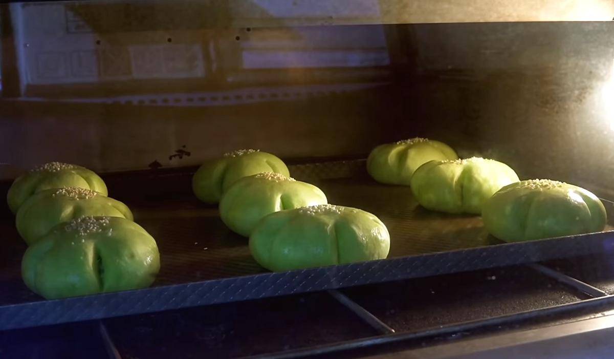 ilustrasi oven roti pandan isi unti kelapa (YouTube.com/Luvita Ho)