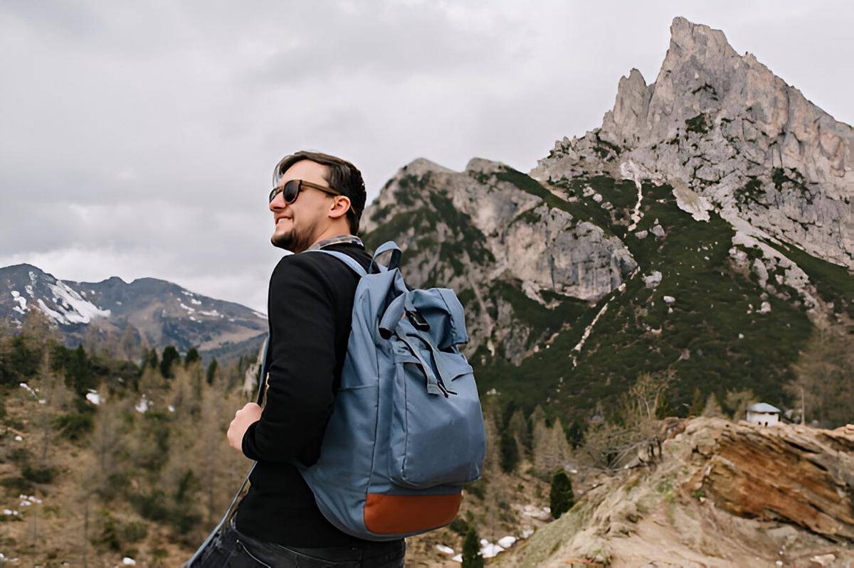 ilustrasi pria menggunakan tas ransel saat traveling (freepik.com/lookstudio)