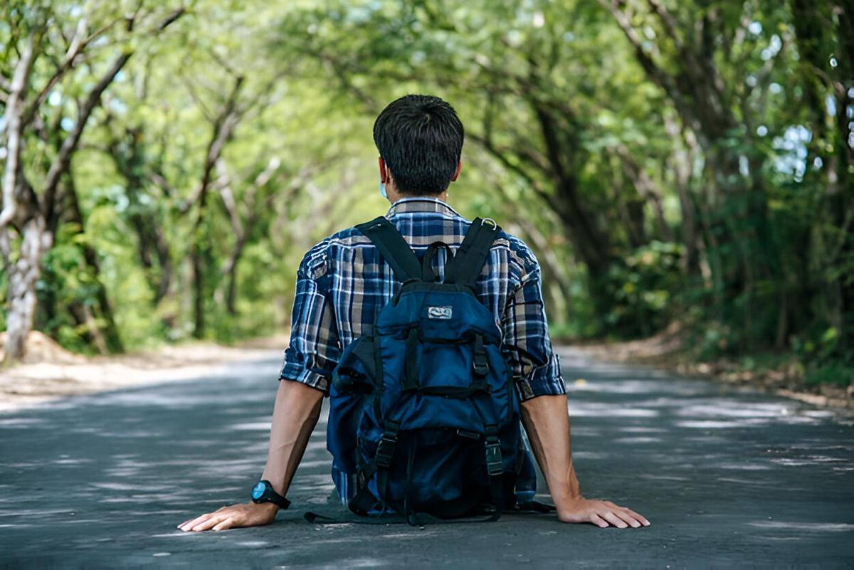 ilustrasi pria menggunakan tas ransel saat traveling (freepik.com/jcomp)