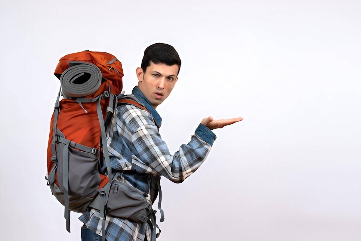 ilustrasi pria menggunakan tas ransel saat traveling (freepik.com/mdjaff)