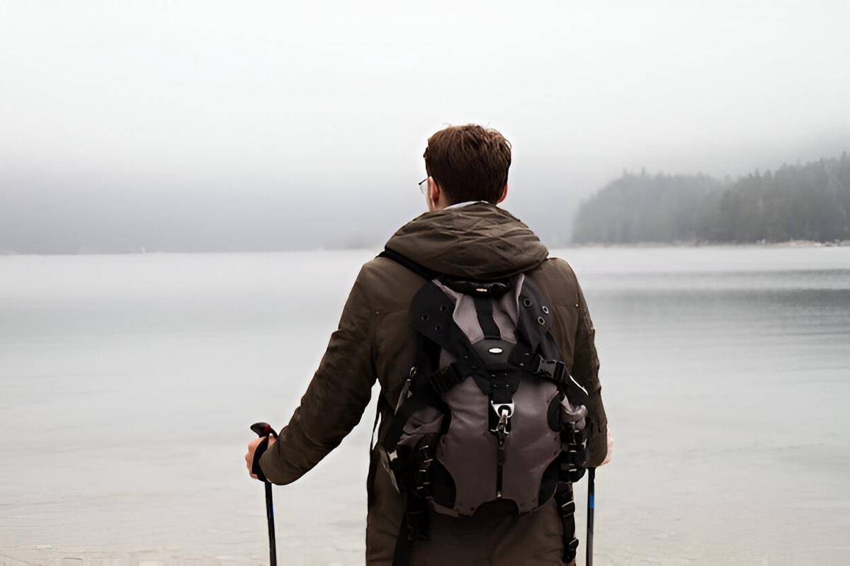 ilustrasi pria menggunakan tas ransel saat traveling (freepik.com/valeria_aksakova)