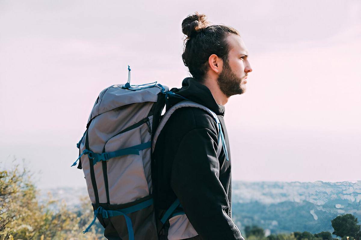 ilustrasi pria menggunakan tas ransel saat traveling (freepik.com/freepik)
