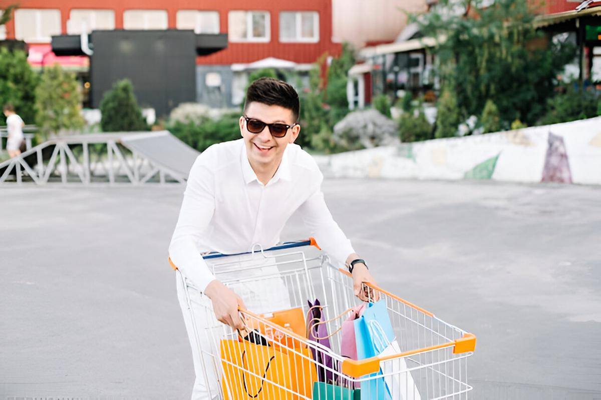 ilustrasi pria melakukan retail therapy (freepik.com/freepik)