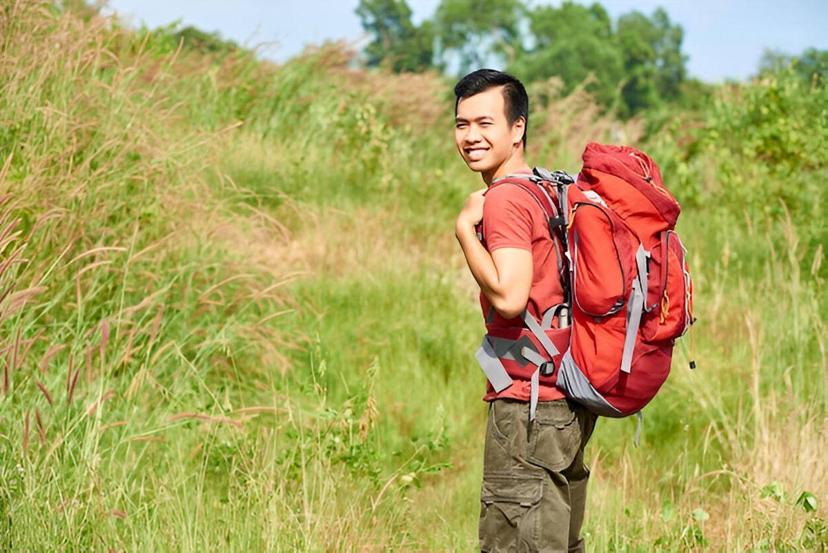 ilustrasi pria menggunakan tas ransel saat traveling (freepik.com/pressfoto)