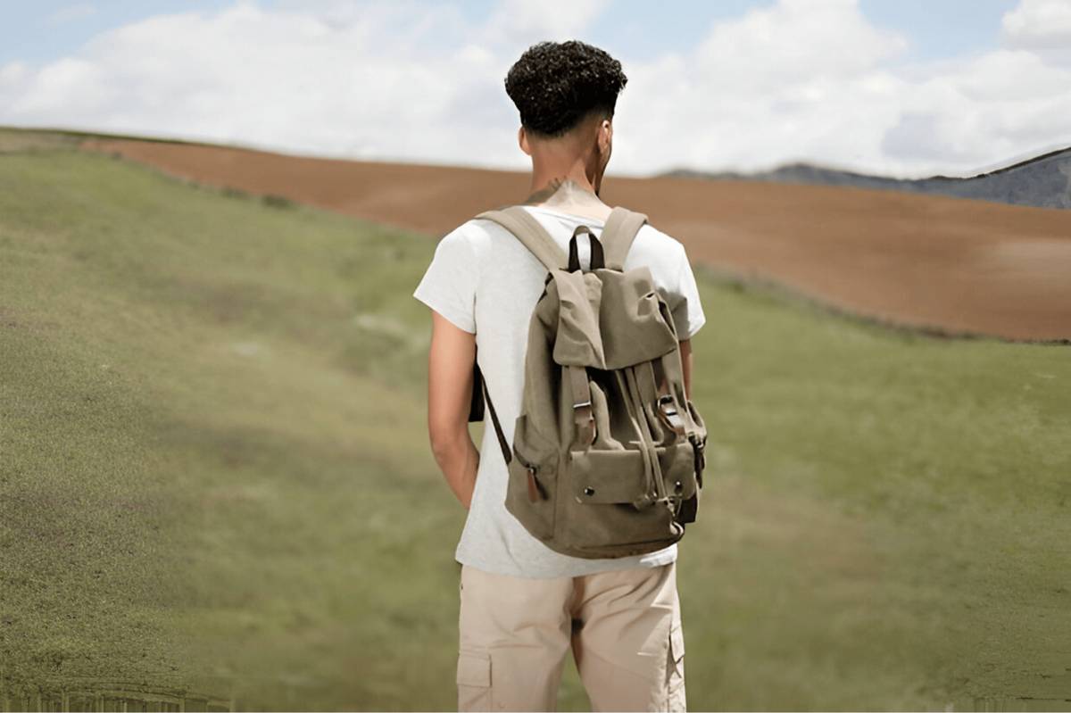 ilustrasi pria menggunakan tas ransel saat traveling (freepik.com/freepik)