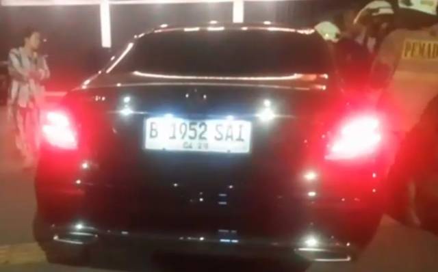 Pria Terjebak di Mobil di Matraman.png