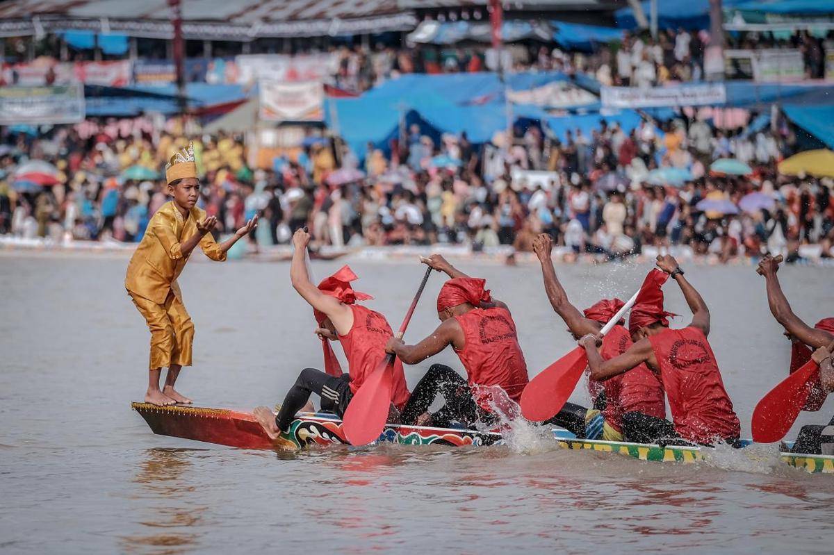 Potret Festival Pacu Jalur di Kabupaten Kuantan Singingi, Riau (Dok. Kementerian Pariwisata RI)
