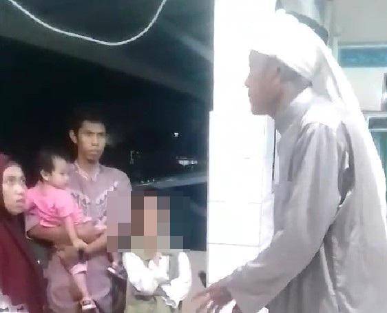 Pelaku pencbulan anak di masjid Soppeng, Sulawesi Selatan (bersorban), saat diamankan warga/Istimewa