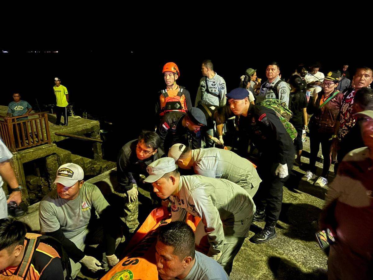 Evakuasi para korban KM Barcelona VA di Pelabuhan Serei, Minut, Sulawesi Utara, Minggu (20/7/2025) malam. Dok. Bakamla ZMTh