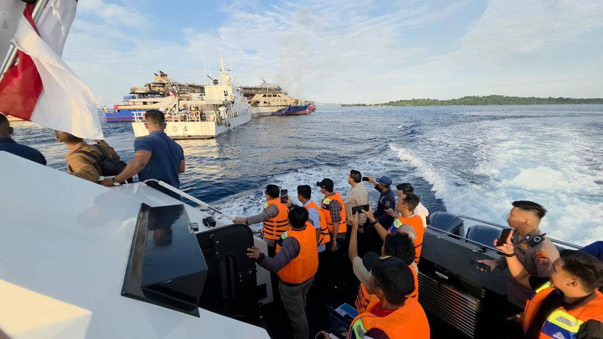 Evakuasi para korban KM Barcelona VA di Pelabuhan Serei, Minut, Sulawesi Utara, Minggu (20/7/2025) malam. Dok. Bakamla ZMTh