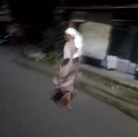 Pelaku pencbulan anak di masjid Soppeng, Sulawesi Selatan (bersorban), saat diamankan warga/Istimewa