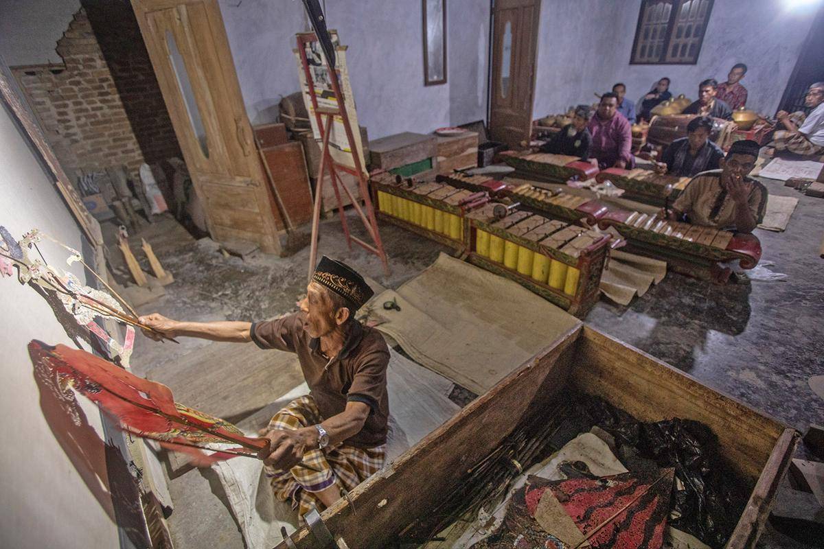 Orang Tua Menjaga Karawitan dan Wayang#0102 - Copy.jpg