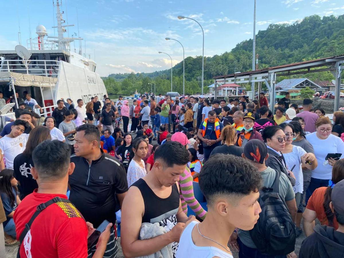 Evakuasi para korban KM Barcelona VA di Pelabuhan Serei, Minut, Sulawesi Utara, Minggu (20/7/2025) malam. Dok. Bakamla ZMTh