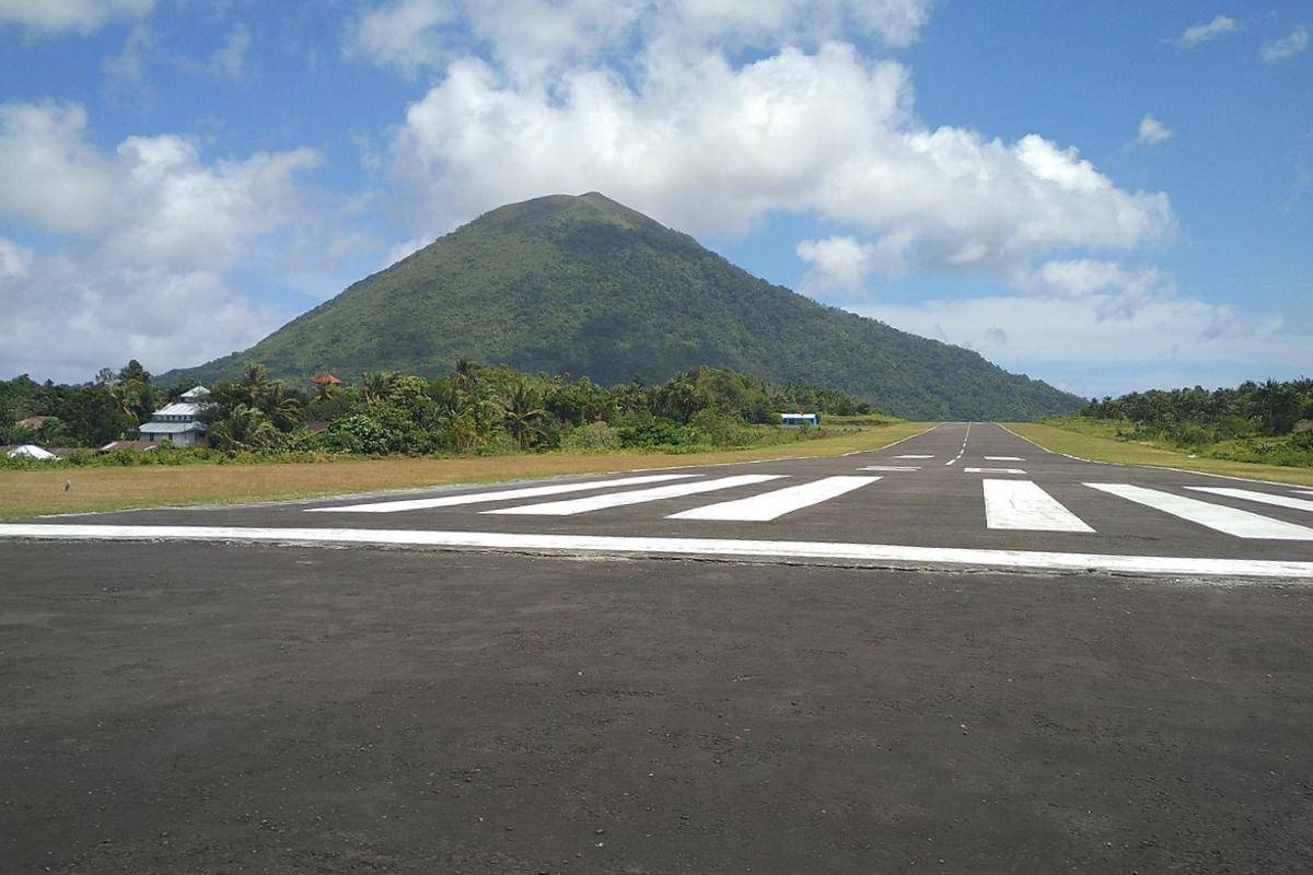 view Gunung Api Banda dari Bandara Banda Neira