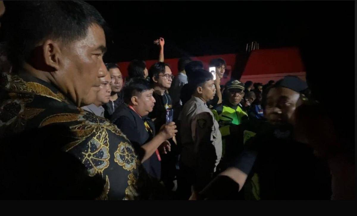 Warga dan tim kesehatan berada di Pelabuhan Manado membantu evakuasi KM Barcelona VA yang terbakar di perairan Talise, Minahasa Utara, Sulawesi Utara, Minggu (20/7/2025)/Istimewa