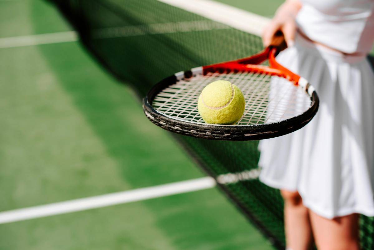 ilustrasi bermain tenis