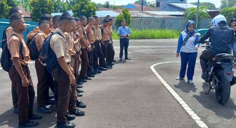 Murid SMA Parulian Kunjungi Pusat Pelatihan Safety Riding Medan