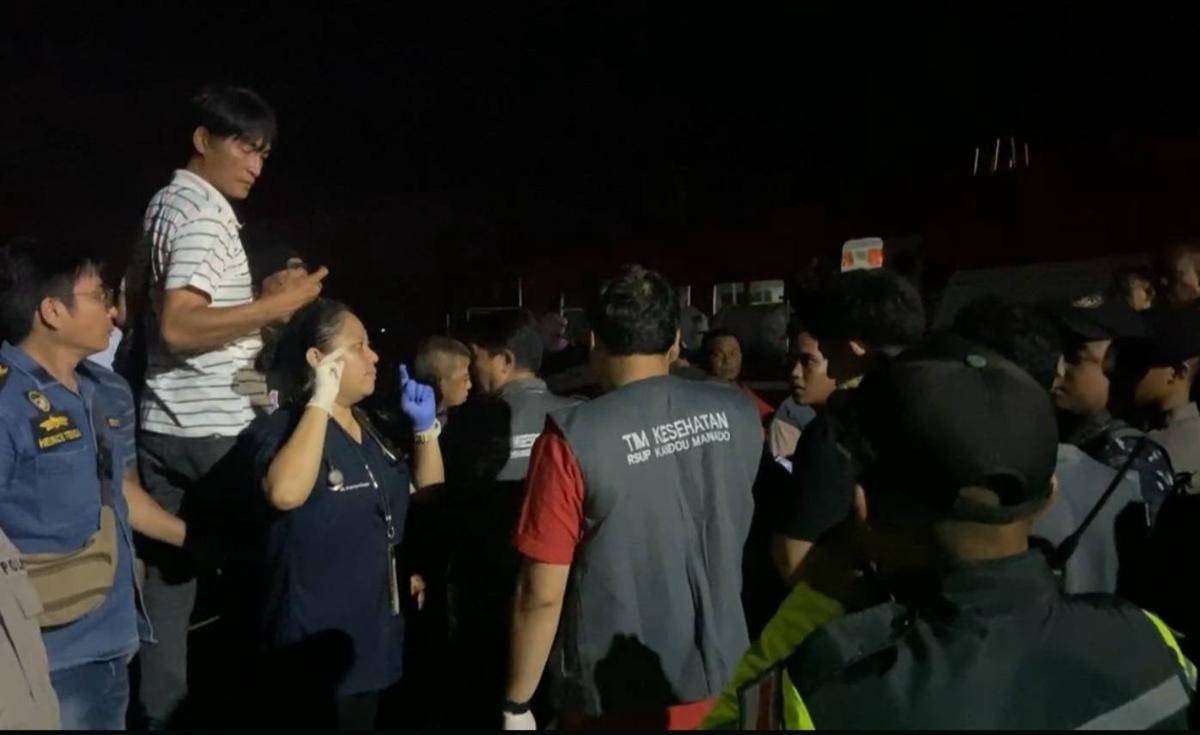 Warga dan tim kesehatan berada di Pelabuhan Manado membantu evakuasi KM Barcelona VA yang terbakar di perairan Talise, Minahasa Utara, Sulawesi Utara, Minggu (20/7/2025)/Istimewa